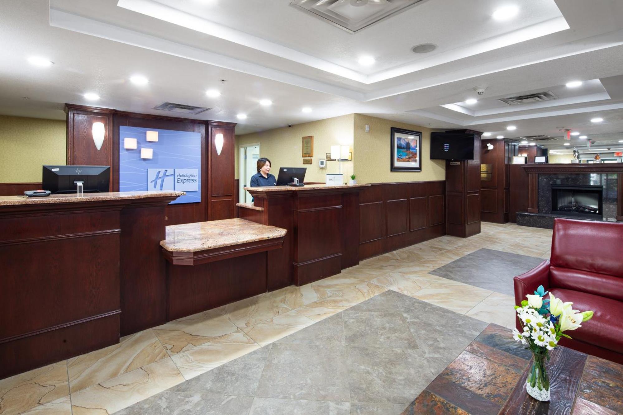 Holiday Inn Express Hotel & Suites Edson By Ihg Zewnętrze zdjęcie
