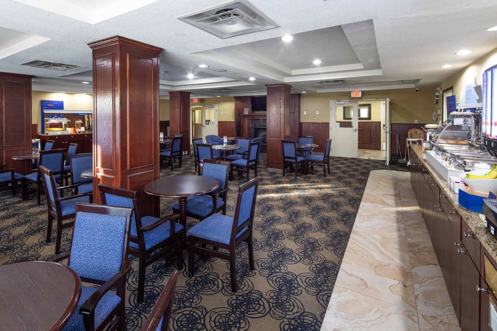 Holiday Inn Express Hotel & Suites Edson By Ihg Zewnętrze zdjęcie
